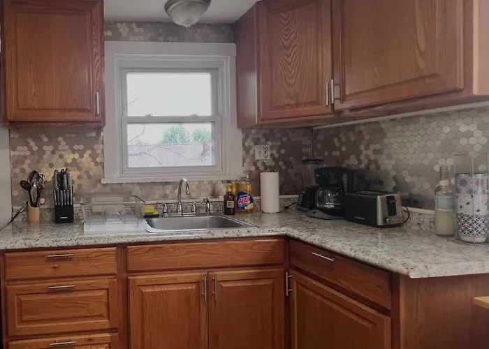 Penn House - Beautiful 3 Bedroom Apartment *