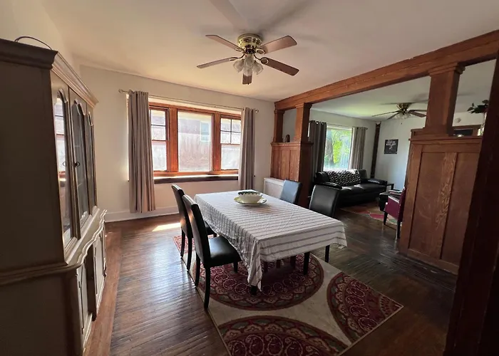 Penn House - Beautiful 3 Bedroom Apartment *