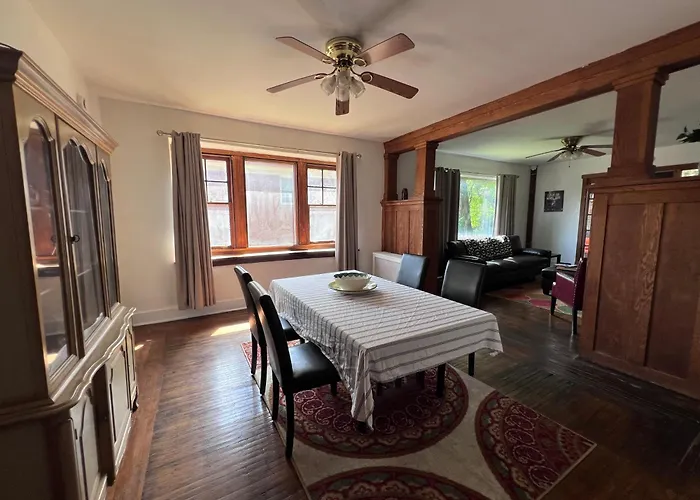 Penn House - Beautiful 3 Bedroom *