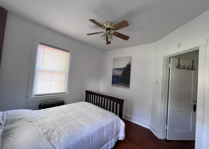 Penn House - Beautiful 3 Bedroom Apartment *